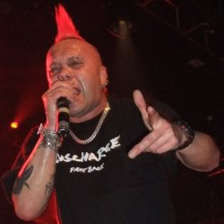 Вокалист The Exploited Уотти Бьюкэн