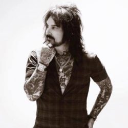 Никки Сикс исполняет классику Mötley Crüe